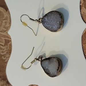 Unique geod earrings in gold tone.